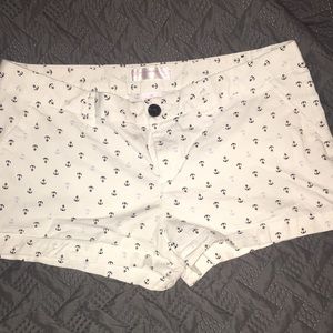 EUC white with blue anchor shorts. Size 17